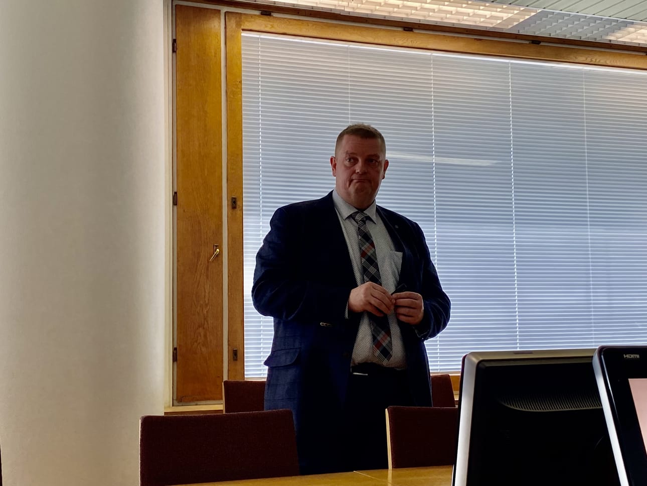 Martti Ruotsalainen esitteli säästölistaa tiedotustilaisuudessa.