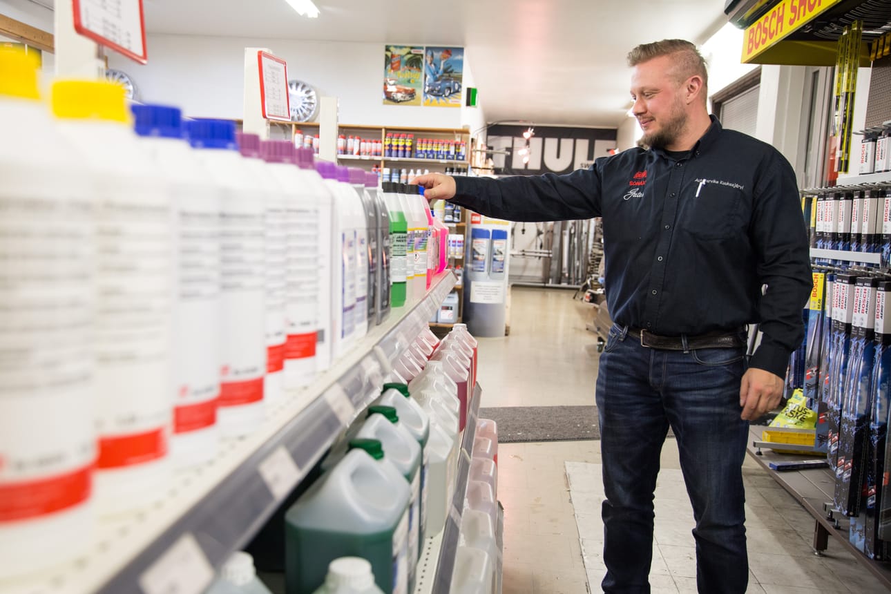 Jos mietinnässä on, mikä väri sopii omalle autolle, on helppo valinta tällöin ostaa kirkasnestettä. ”Se sopii autoon kuin autoon”, Keijo Holma opastaa.