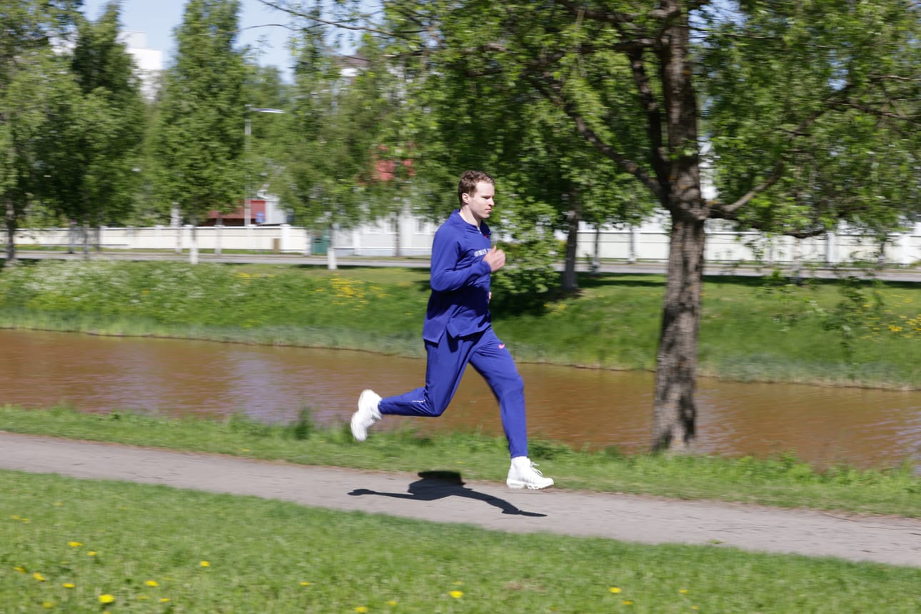 Oulun Pyrinnön sprintteri Samuel Purola lisää pikkuhiljaa tehoja ja lennokkuutta juoksuunsa.