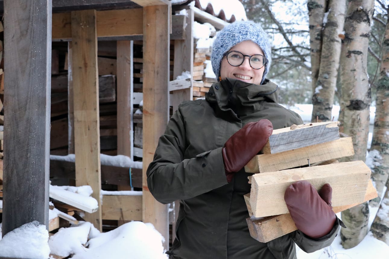Luontotyöpajoissa voidaan harjoitella myös perinteisiä erätaitoja, kuten nuotion sytyttämistä. – Saunan lämmittäminenkin saisi kuulua työpajan ohjelmaan, Tiina Laurila näkee.