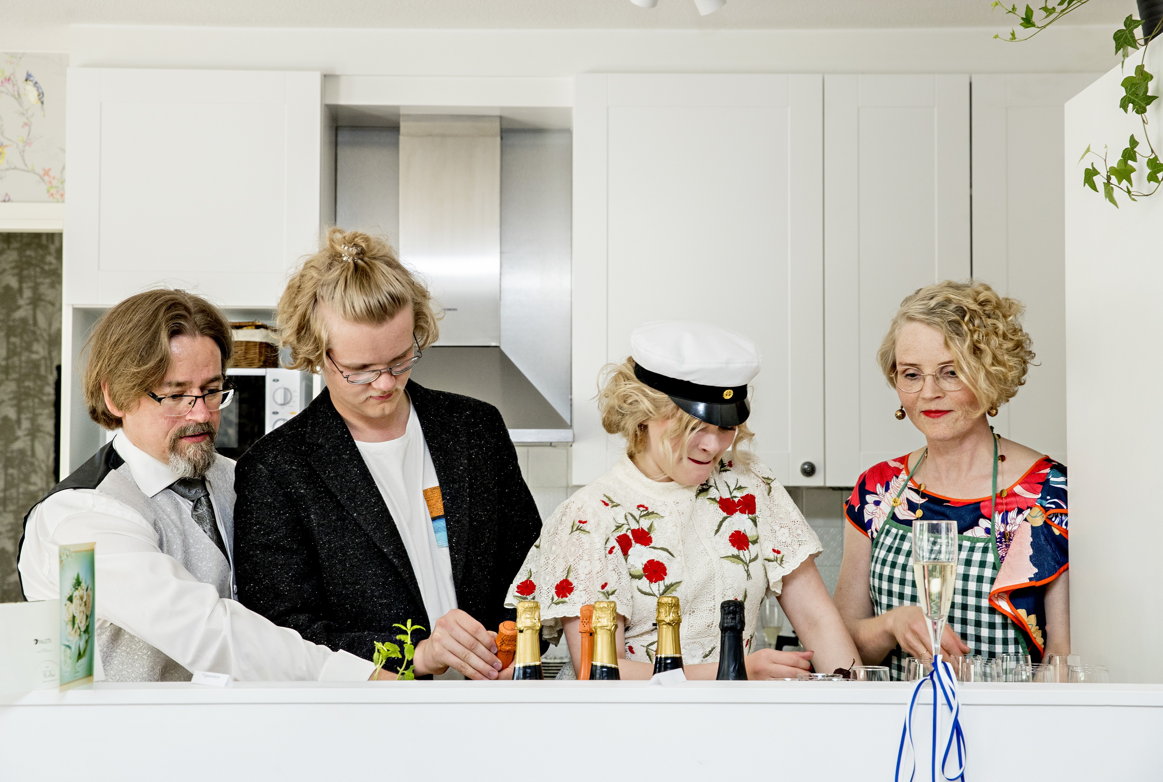 Ylioppilasjuhlien valmistelussa auttoi koko perhe. Kuvassa isä Sami Sneck (vas.), veli Atte Sneck, Milla Sneck sekä äiti Sirpa Sneck.