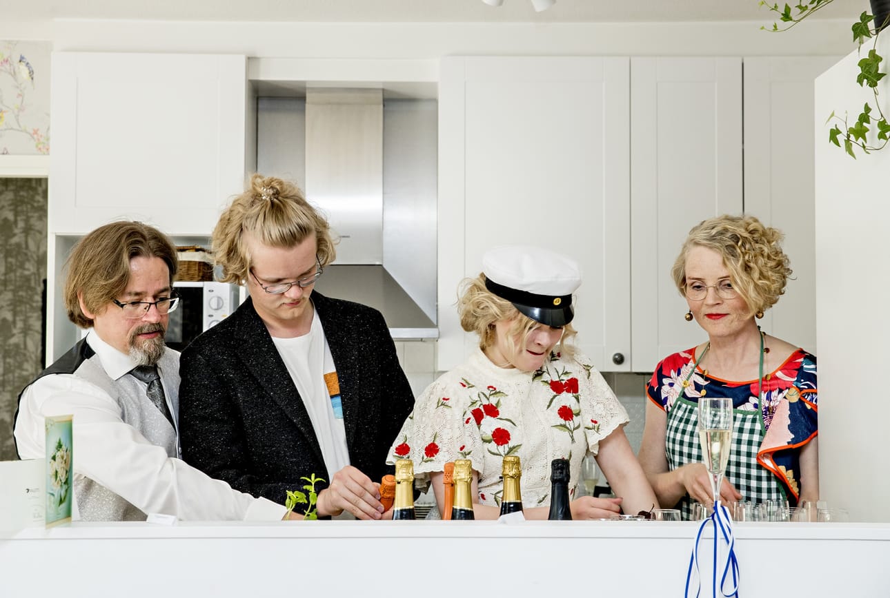 Ylioppilasjuhlien valmistelussa auttoi koko perhe. Kuvassa isä Sami Sneck (vas.), veli Atte Sneck, Milla Sneck sekä äiti Sirpa Sneck.