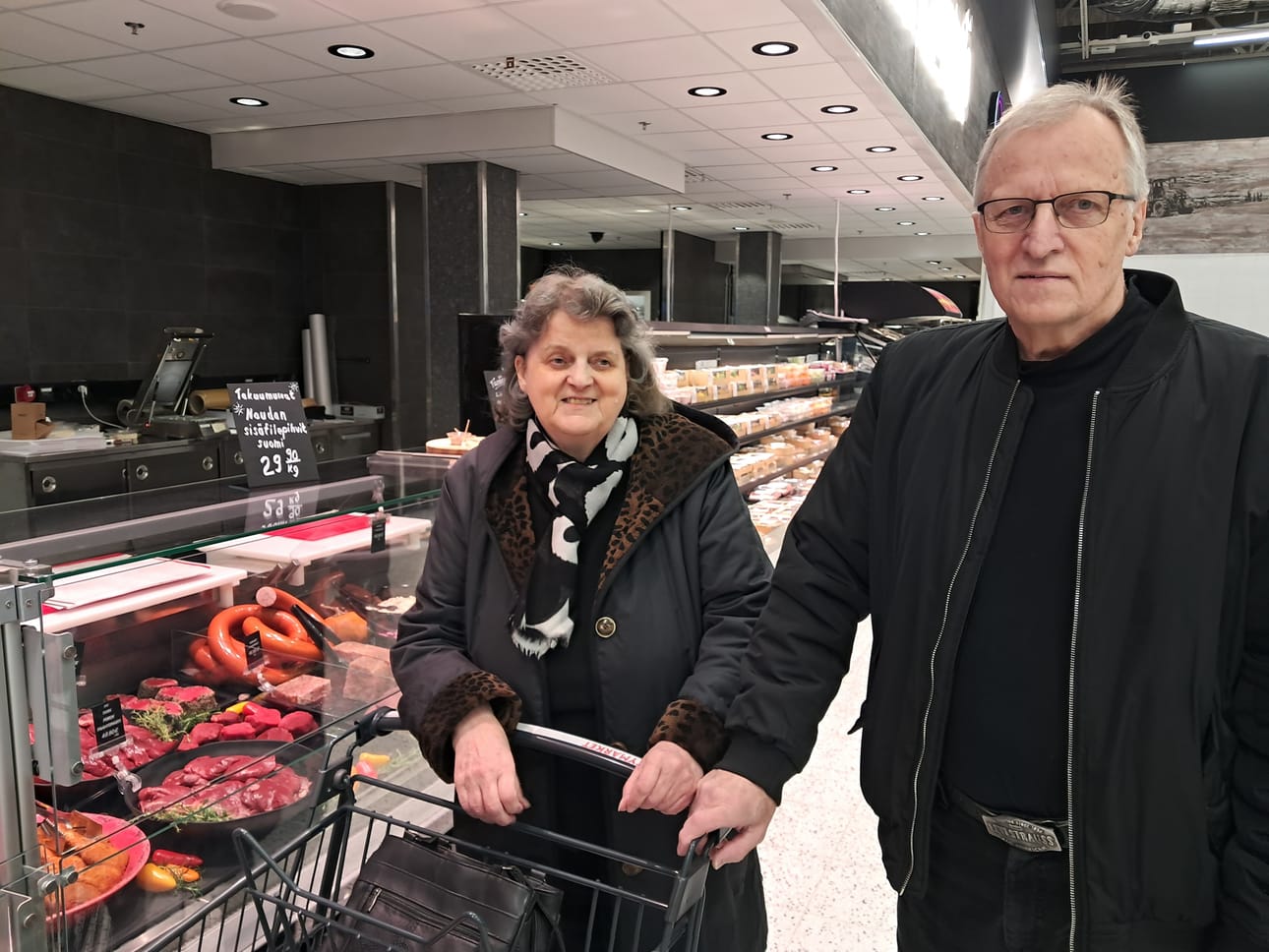 Raija ja Markku Jääskeläinen löysivät lihatiskistä kärryynsä poroa isänpäiväksi.