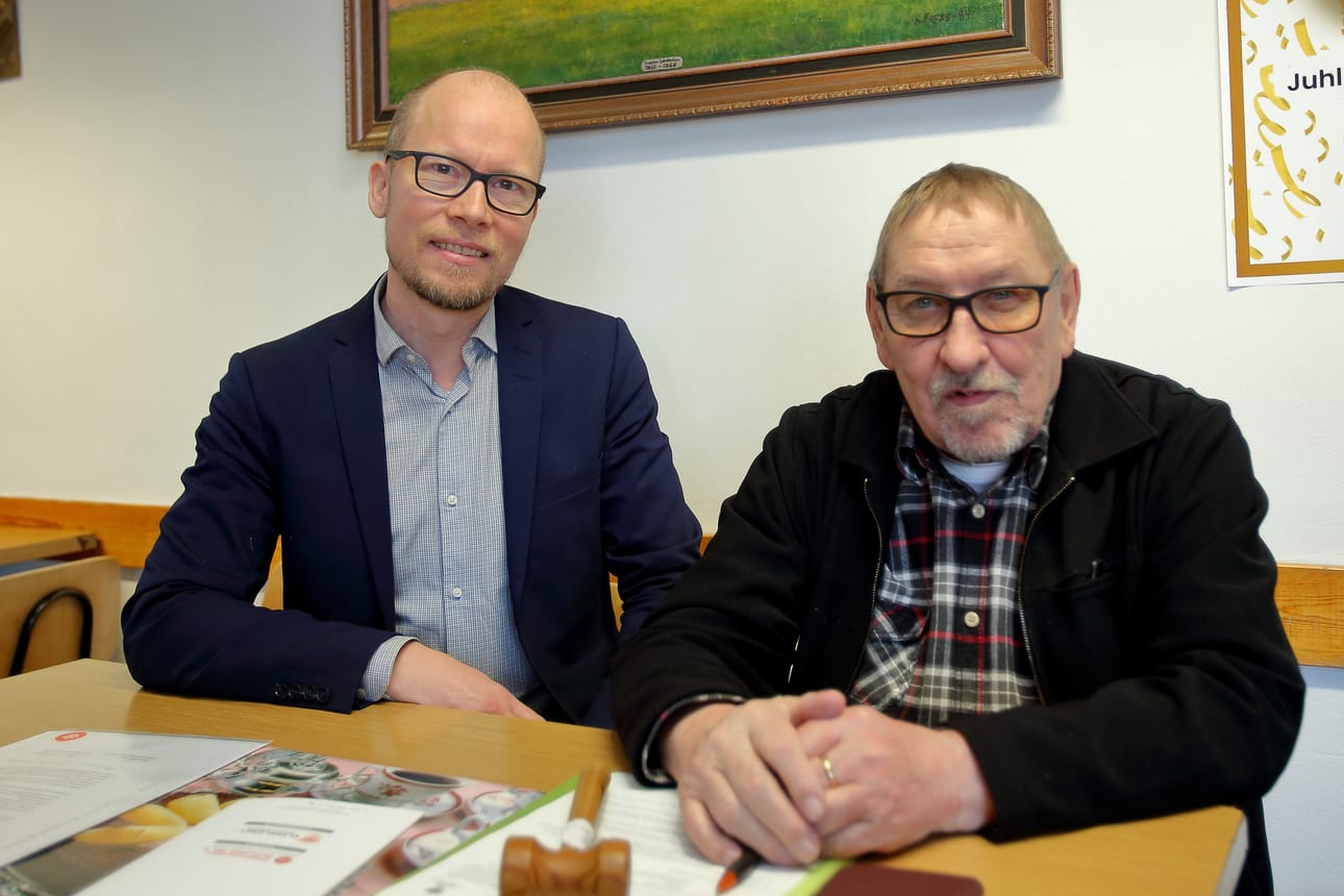Eläkeläiset ry:n toiminnanjohtaja Jan Koskimies vieraili eilen Raahen Eläkeläiset ry:n kevätkokouksessa. Oikealla paikallisyhdistyksen puheenjohtaja Alpo Pirneskoski.