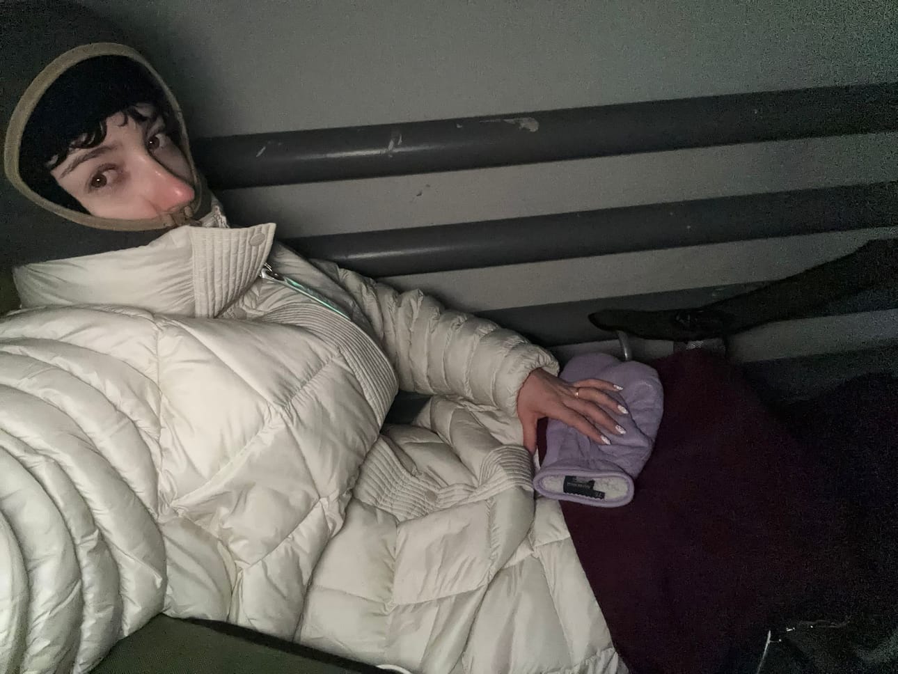 Viera Karam otti kuvan kerrostalonsa parkkihallista, joka toimii suojana hälytysten tullessa. Se on onneksi lähellä, mutta lämpimistä vaatteista huolimatta siellä ehtii tulla kylmä.