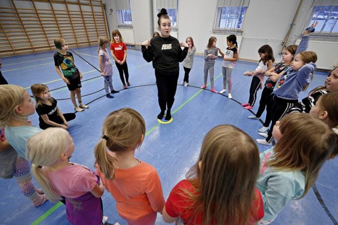 Tanssikoulu Wimman 1.–4.-luokkalaisten tanssikerho järjestettiin Lapuan Keskuskoululla tiistaina ensimmäisen kerran. Tanssikerhoa vetää Camilla Eskeli. KUVAT: KARI LÖFHJELM