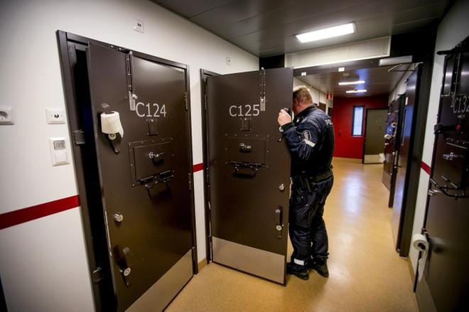 Seinäjoen Fallesmannin päihtyneille varatuissa putkissa on 20 paikkaa. Vanhempi konstaapeli Kari Lehtomäki ei muista tilannetta, jossa kaikki paikat olisivat varattuina. KUVAT: JAAKKO ELENIUS