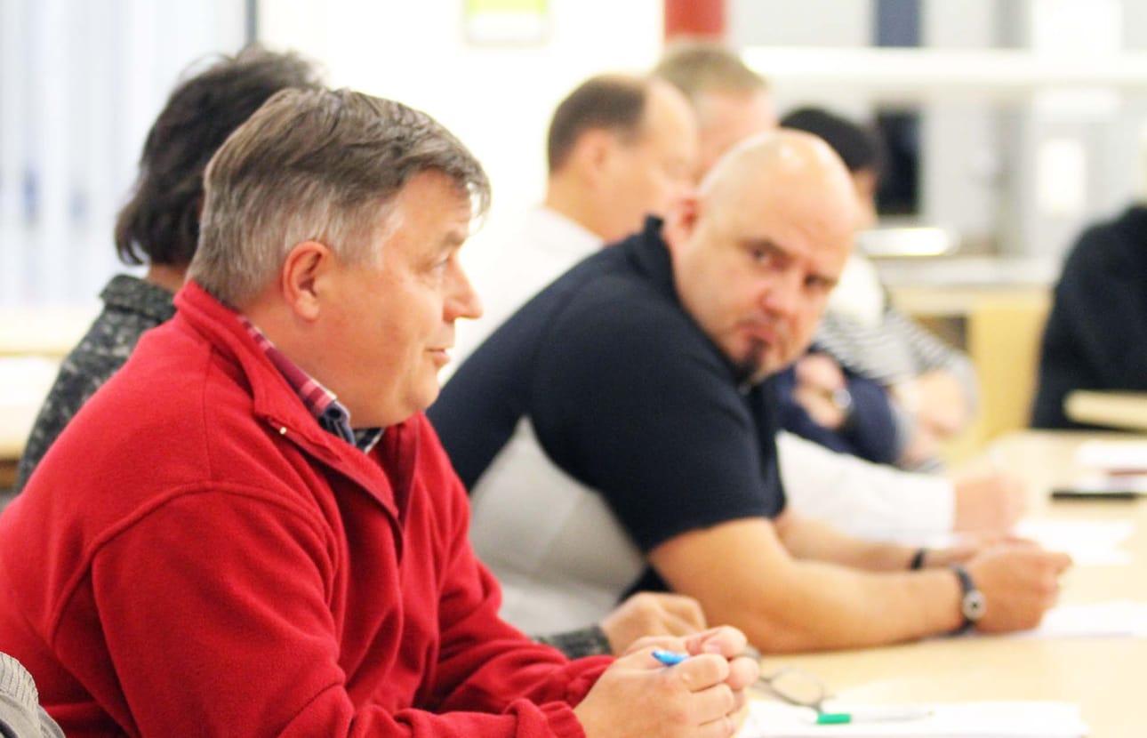 Vasemmistoliiton valtuutettu ja paikallisyhdistyksen puheenjohtaja Silvo Nybacka olisi valmis avaamaan Työväentalon ovet hätämajoituskäyttöön. Yleri Rajakangas (oikealla) kuunteli puheenvuoroa.