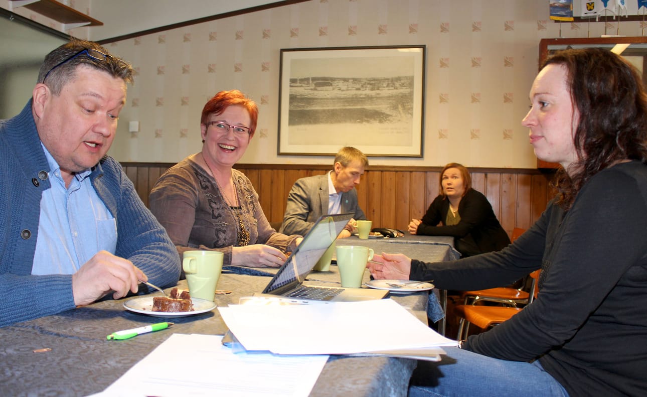 Siikajoen yrittäjäyhdistyksen kevätkokouksessa suunniteltiin yrittäjien ja kunnan välisen säännöllisen yhteistyön tiivistämistä. Juha Korkala, Kirsi Kivioja ja Satu Heikkilä pohtivat some-tiedottamisen haasteita. Taustalla kunnanjohtaja Mauno Ranto ja Minna Luoma.