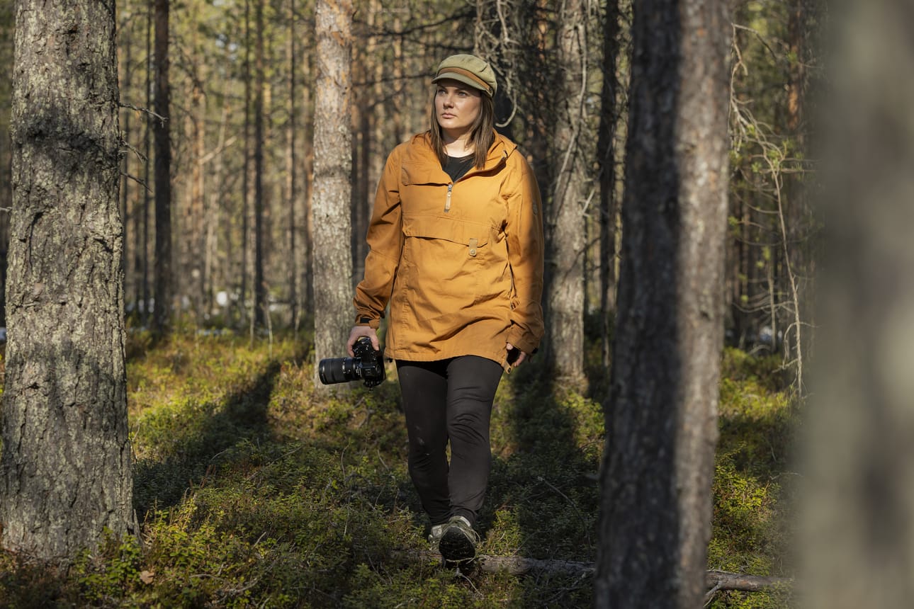 Luontokuvaaja Eeva Mäkisen mukaan luontoa havainnoimalla voi huomata, milloin ihmisen tulee luonnossa perääntyä riippumatta siitä, onko hänellä kamera mukana tai ei.
