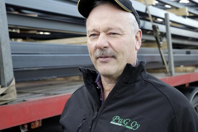 Peräseinäjokelaisen kuljetusyrityksen PwG Oy:n toimitusjohtaja Juhani Männikkö. KUVA: JARI E. HAKALA