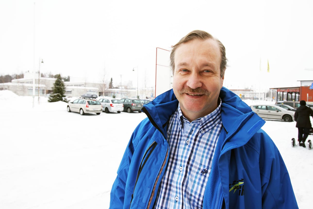 Lakeuden Urheiluautoilijoiden Jukka Korpelin toivottaa rallivieraat tervetulleeksi Liminkaan.