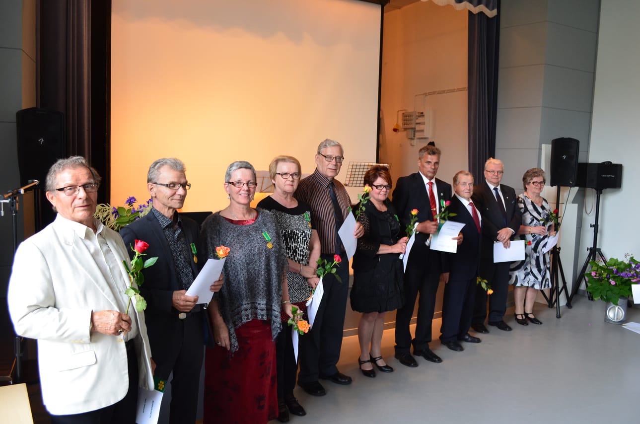 Ansiomitalin saivat Alpo Saapunki, Esko J Saapunki, Lea Iso-Möttönen, Mirja Riekki, Seppo Multas, Arja Haataja, Jouni Oikarinen, Kalervo Saapunki, Reino Saapunki ja Raija Saapunki. Kuvasta puuttuvat Irja R Kallunki ja Ritva Loukusa.