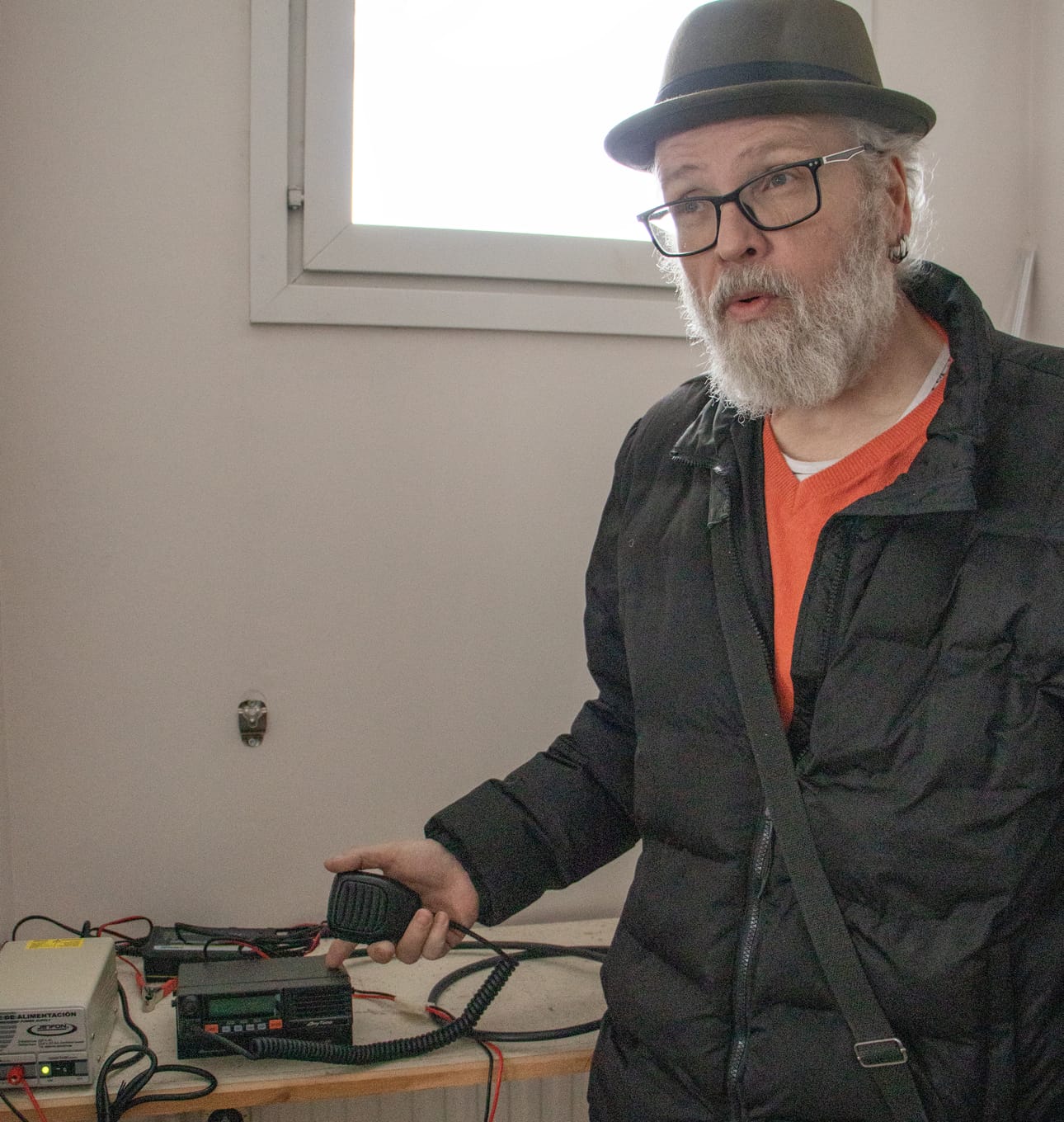 Pasi Klemetti otti Kestilässä kopin kyläradiohankkeesta ja sai taustatuekseen Kestilän Eläkeliitto ry:n. Radiolaitteisto odottelee jo valmiina Siikaholvin tiloissa, ja ensimmäisen kerran sitä testataan muihin verkkoon kuuluvien kanssa 112-päivänä.