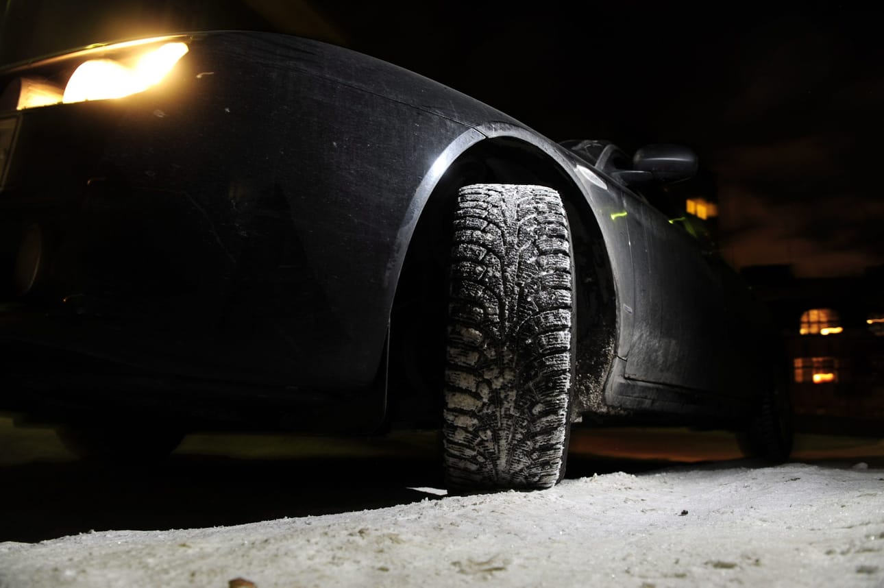 Renkaat kelin mukaan -kampanja muistuttaa autoilijoita vaihtamaan talvirenkaat ennen ensimmäisiä liukkaita. LEHTIKUVA / Heikki Saukkomaa