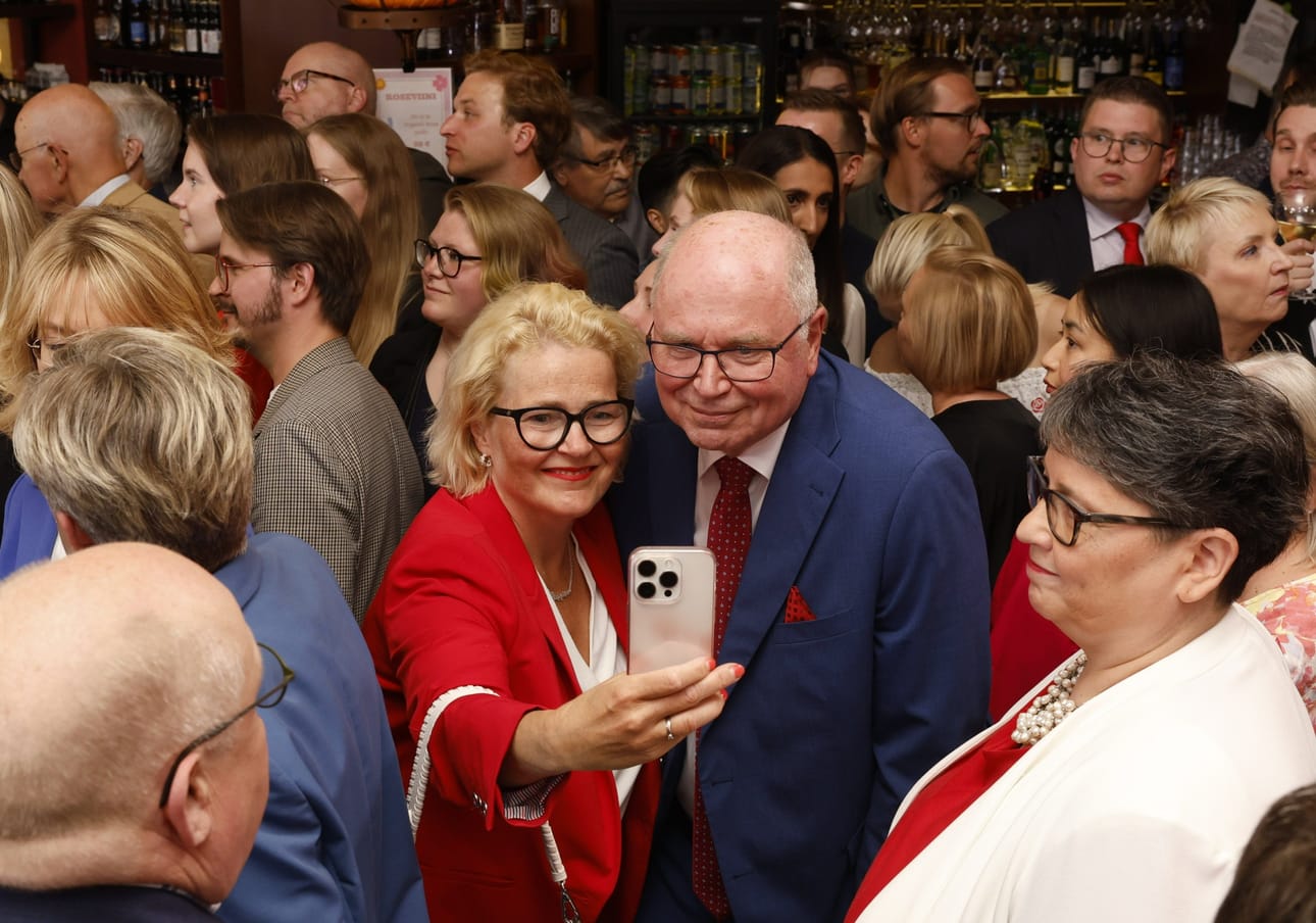 Toiselle kaudelle suuntaavan Eero Heinäluoman mukaan on vaikea sanoa, olisiko SDP:n pitänyt tehdä jotain toisin. Kuvassa vasemmalla Miapetra Kumpula-Natri. LEHTIKUVA / Roni Rekomaa