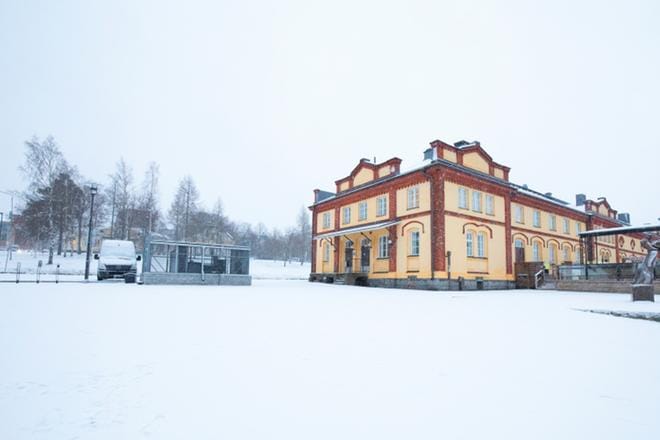 Uuden huoltorakennuksen on määrä nousta modernin taiteen museon vierelle. Paikalla on tällä hetkellä roskakatos, joka jää kiinteistön osaksi. ARKISTOKUVA: TANJA KORPELA