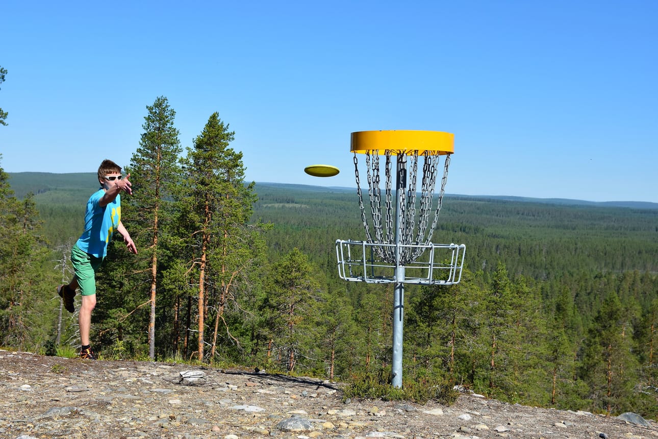 Taivalkoskelainen Harri Karjalainen sekä pelaa itse että opettaa frisbeegolfin saloihin.