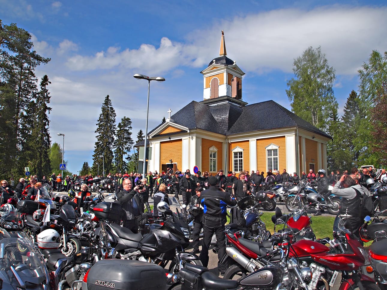 Ylikiimingin kirkon pihaan parkkeerasi 350 pyörää.