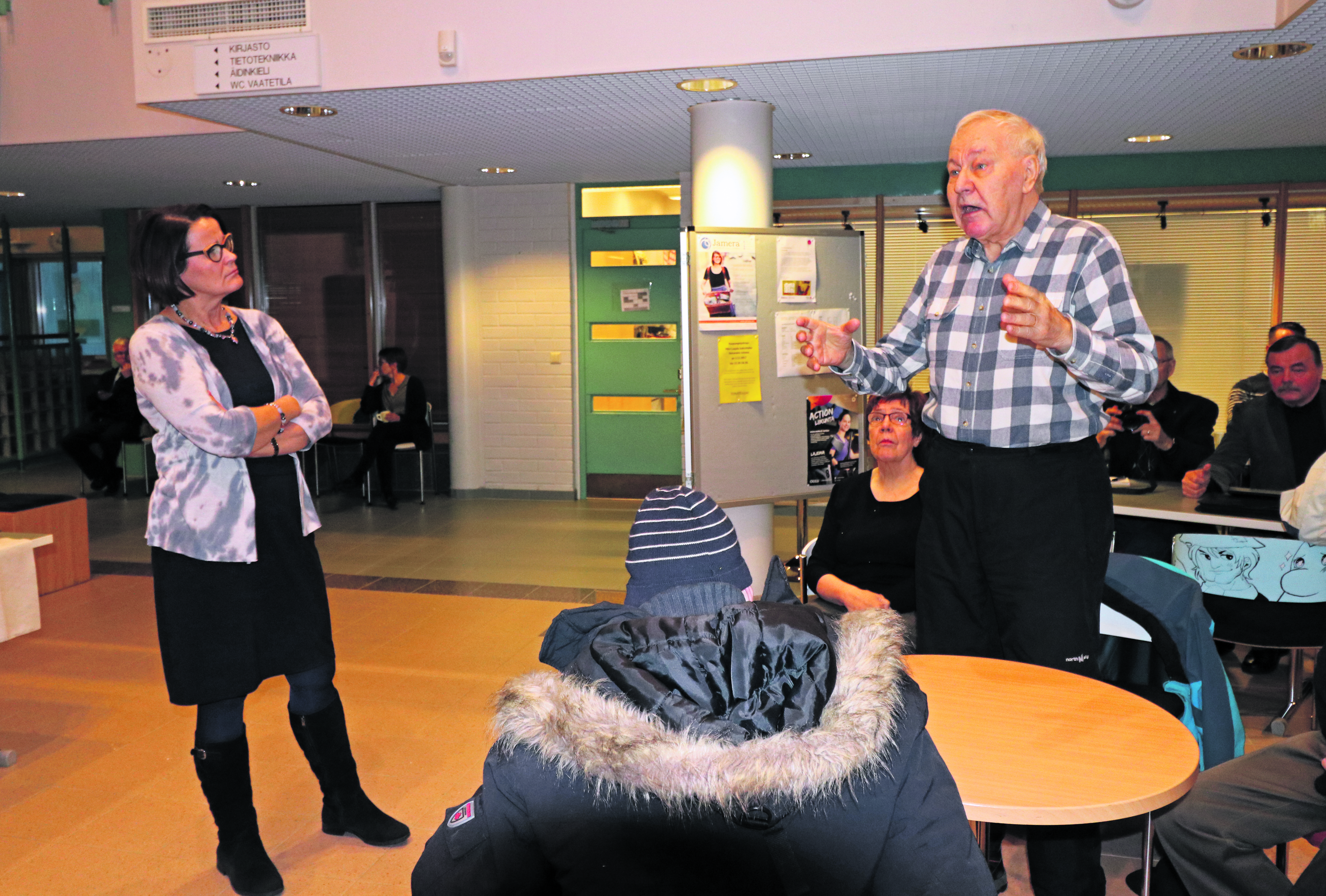 Vaimonsa Eeva-Maijan kanssa tilaisuuteen saapunut Juhani Nousiainen ehdotti kaupunginjohtajalle, että Oulun vaikuttajat kerääntyisivät yhteisen kartan ääreen suunnittelemaan.