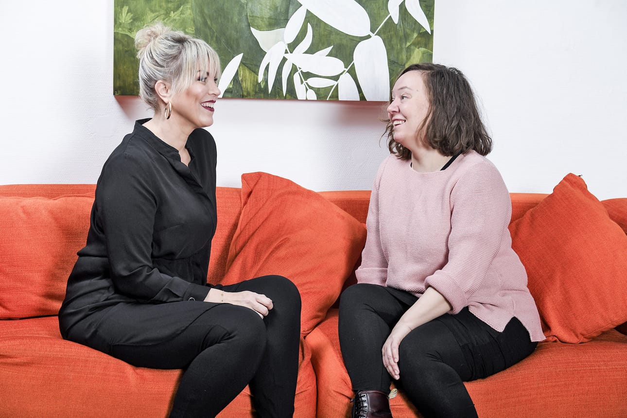 Juurettomuus tai ulkopuolisuuden tunne voi tarkoittaa myös taitoa lähteä uuteen, kyyrystä kirjan tehneet Laura Hakanen (vas.) ja Heidi Backström sanovat.