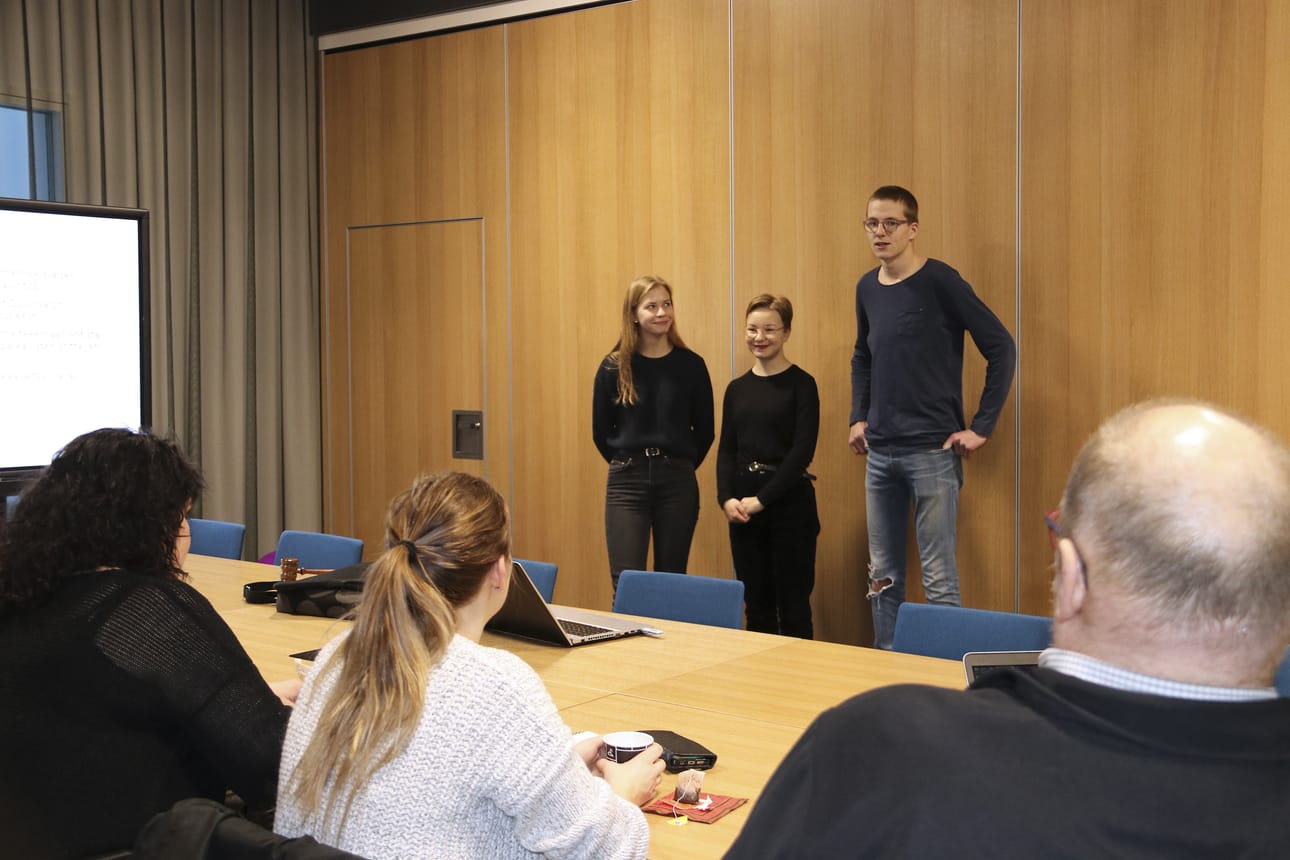 Nuoret pääsivät paikallisten yrittäjäleijonien eteen esittelemään ideoitaan.