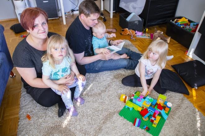 Kolmen lapsen äiti Minna Myllylahti, 25, kertoo synnytyskokemuksistaan avoimesti. Ensimmäisen jälkeen hän kävi synnytyspelkopoliklinikalla. Kolmas synnytys taas oli kokemuksena suorastaan voimaannuttava. Kuvassa myös Myllylahden puoliso Tomi Myllylahti sekä lapset Linne, 5, Inka, 3, ja Miska Myllylahti, 1. KUVA: MARJUT KRIIKKU