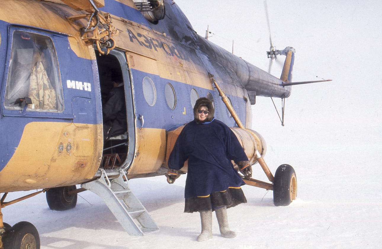 Toisena tutkimusvuonna kyydin tarjosi öljy-yhtiön helikopteri. Nenetsien ja teollisuuden yhteistyö kehittyi hiljalleen.