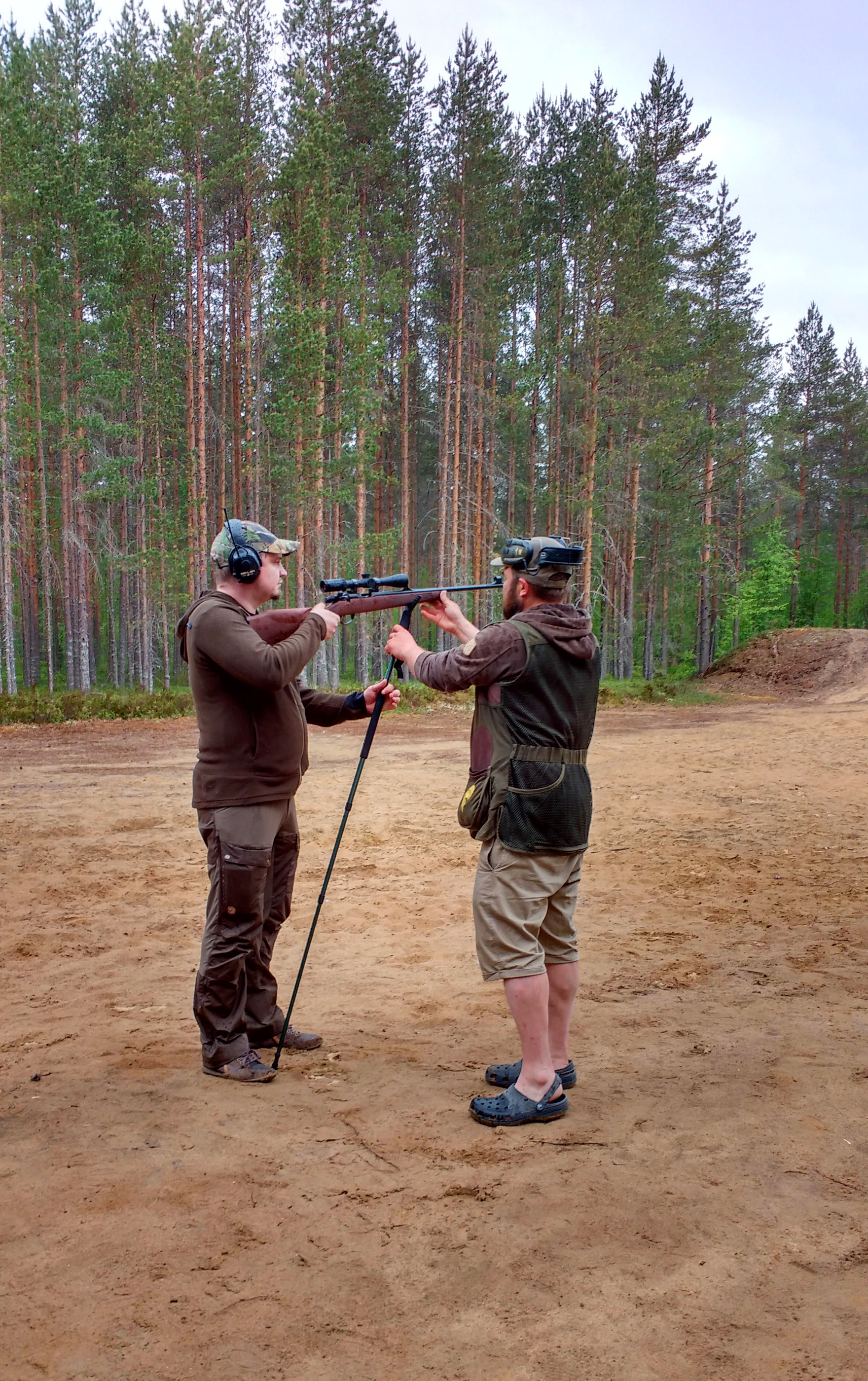 Rataharjoittelu kehittää metsästäjän etäisyydenarviointitaitoja ja samalla syntyy realistinen kuva omista ampumataidoista. Jussi Partasen johdolla testattiin haulikon patruunasta jäävää kuviota sorsatauluun.