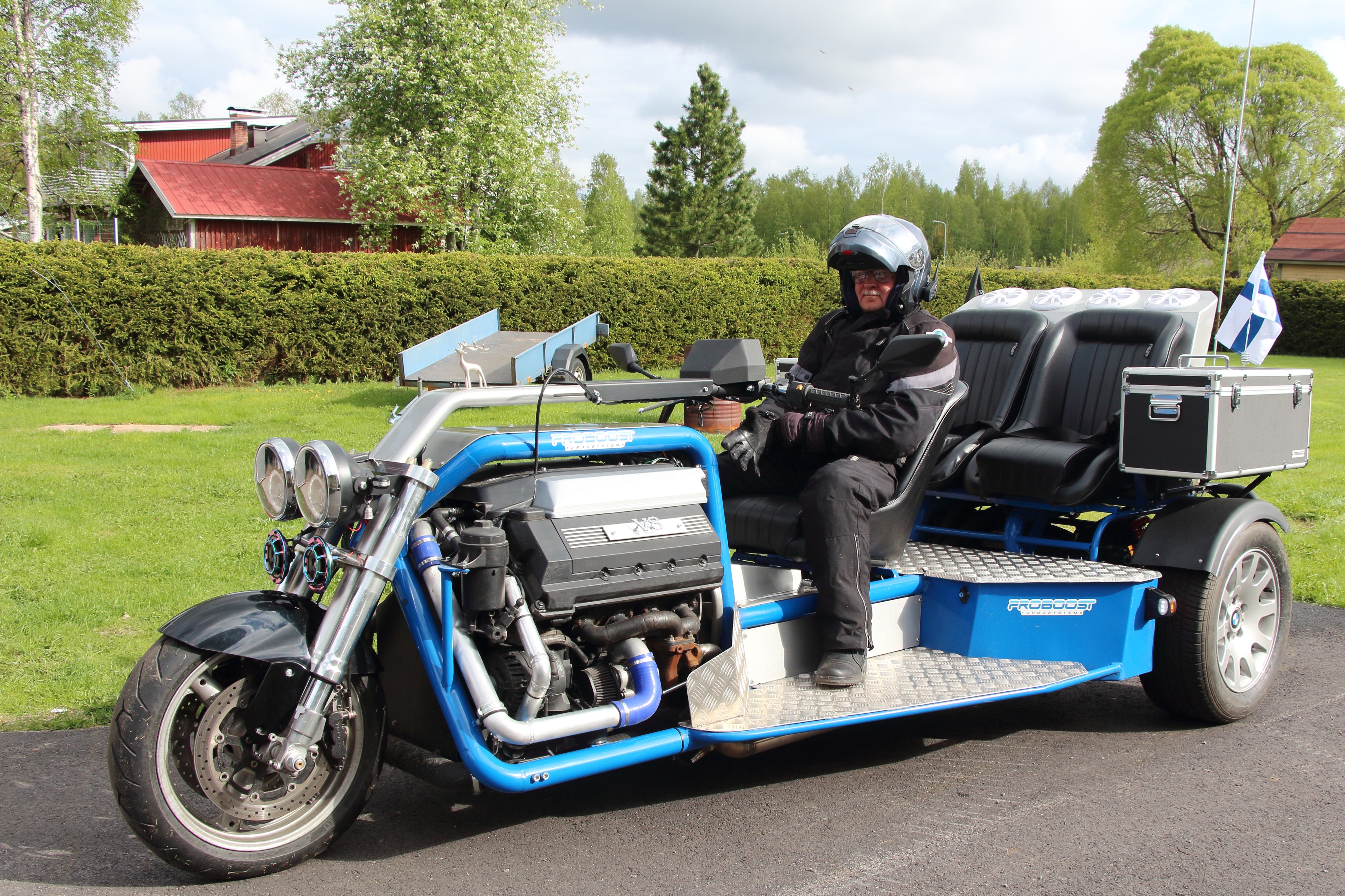 Esko Juntusen trike-pyörä painaa pienen henkilöauton verran. Leveyttä sillä on 178 senttiä ja pituutta 358 senttiä.
