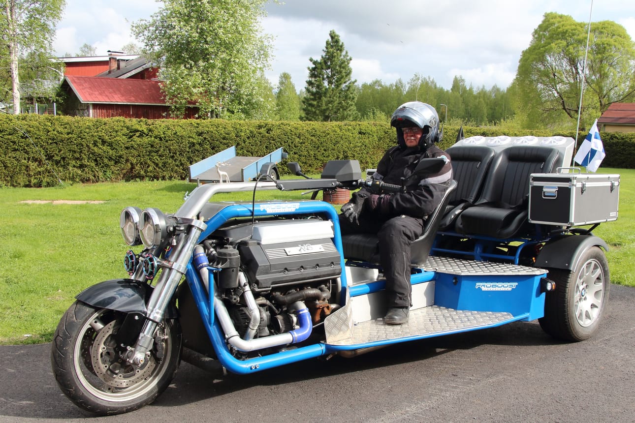 Esko Juntusen trike-pyörä painaa pienen henkilöauton verran. Leveyttä sillä on 178 senttiä ja pituutta 358 senttiä.