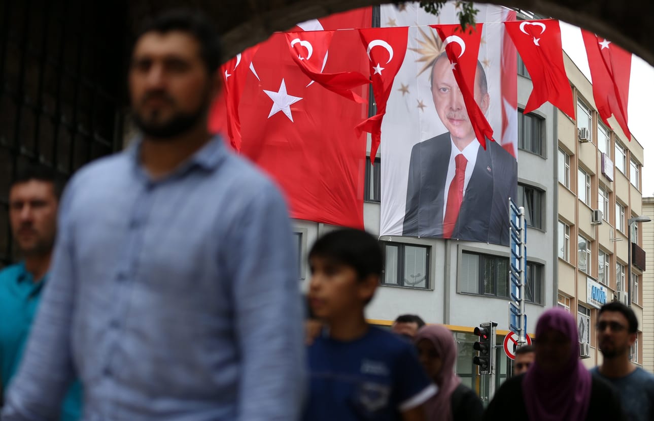 Lauantaina tulee kuluneeksi tasan vuosi siitä, kun maan presidentti Recep Tayyip Erdogan yritettiin syrjäyttää sotilastahojen johtamaksi epäillyssä vallankaappausyrityksessä.