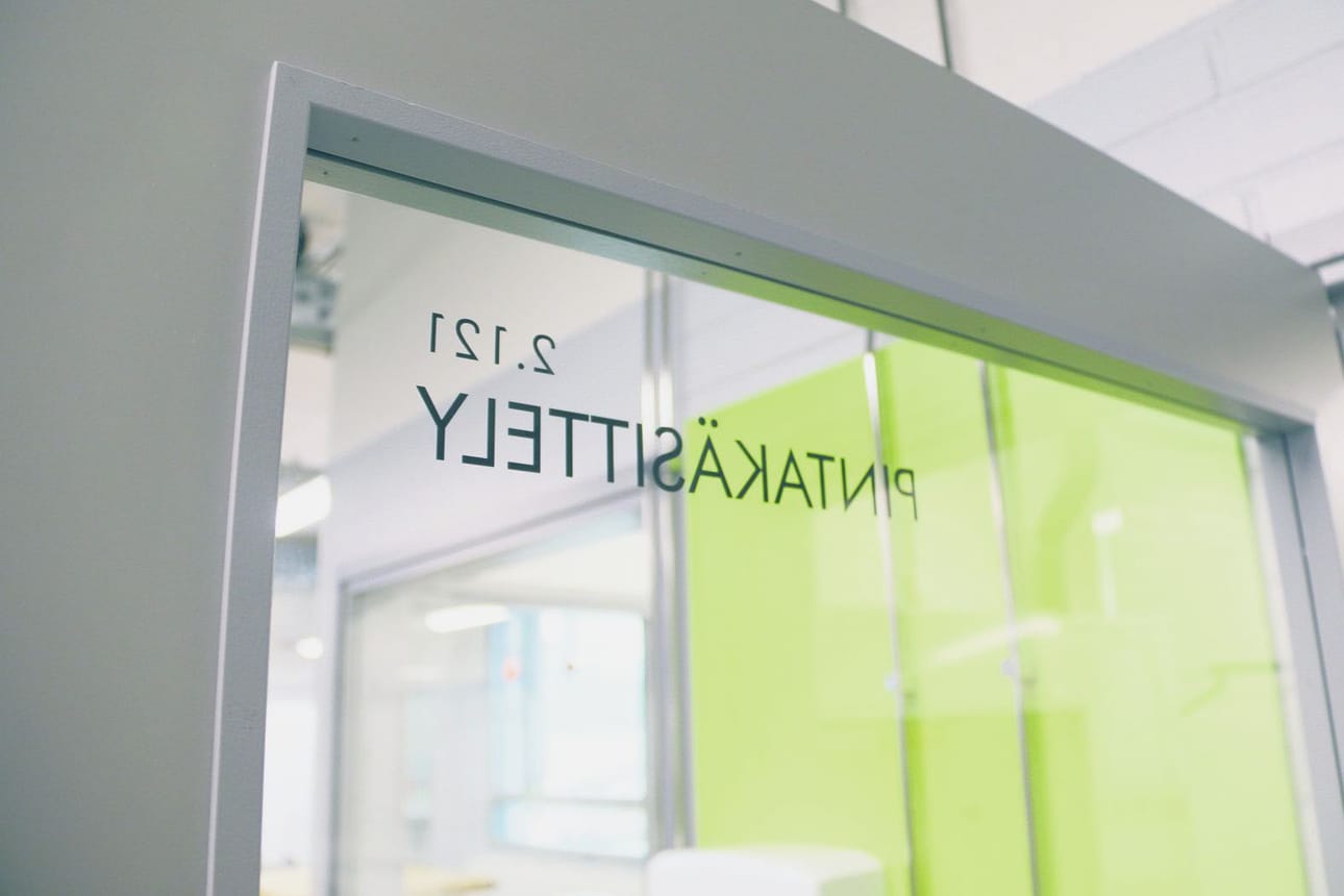 Taito- ja taideaineiden yhteinen pintakäsittelytila.