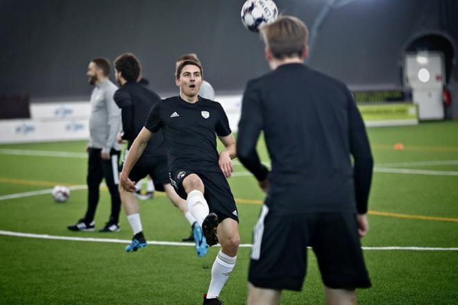 SJK:n tuoreisiin hankintoihin kuuluva Tero Mäntylä otti maanantaina tuntumaa Wallsport Areenan viheriöön. KUVA: TOMI KOSONEN