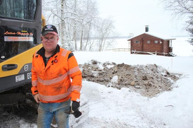 Pasi Latva-Hoppalan työmaa on viime ajat ollut Kuortaneella, Kuortaneenjärven Länsirannalla, jossa on vaihdettu vanhan saha-alueen maa-aineksia. Kuva: Reijo Heikkilä