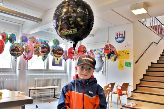 Manu, 5, valitsi oman vappupallonsa yhtään epäröimättä. KUVAT: EMILIA RANTANEN