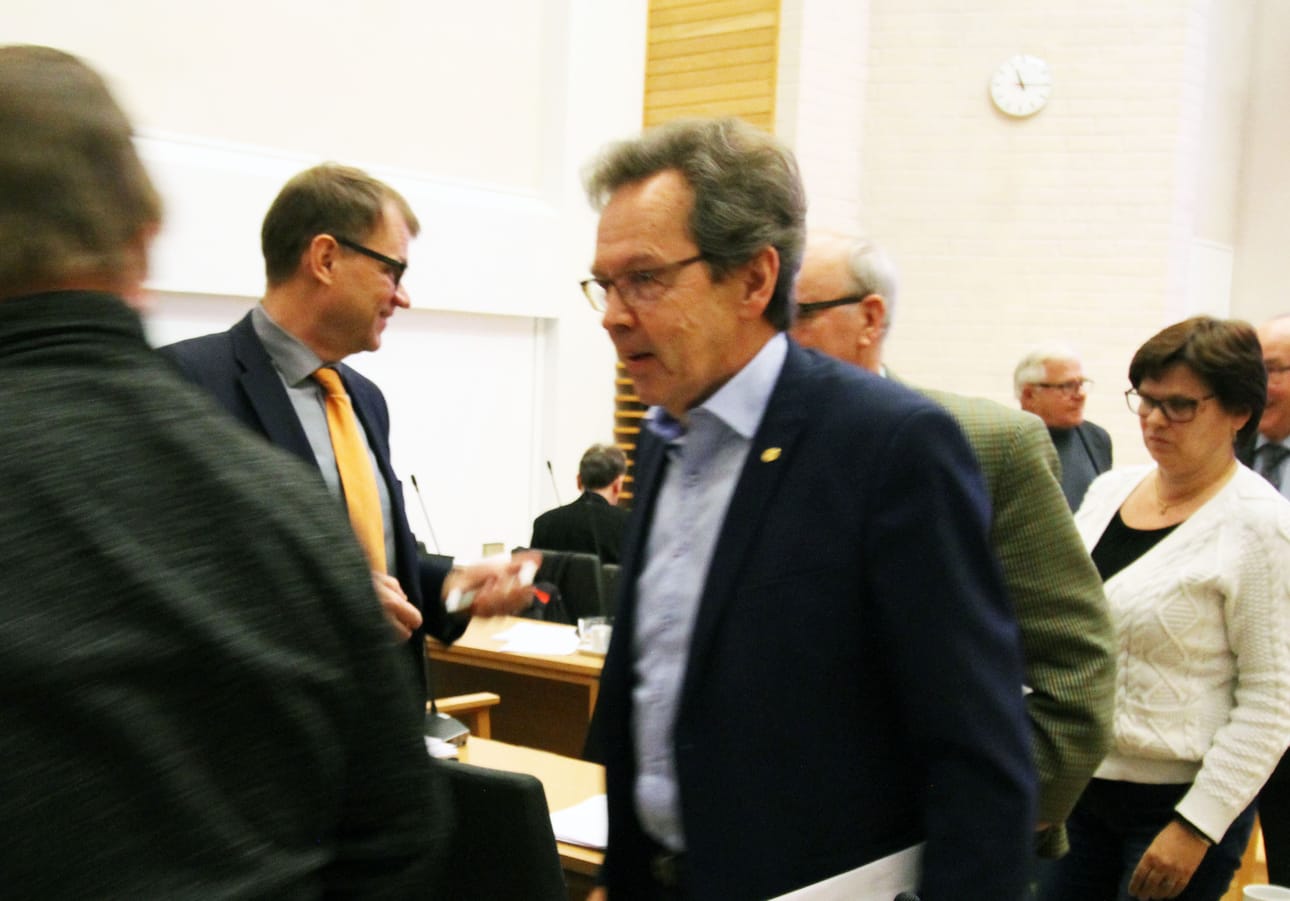 Pääministeri Juha Sipilä (toinen vasemmalta) keskusteli ryhmien tuumaustauolla valtuutettujen kanssa. Etualalla Seppo Heikkilä, joka esitti 20 alaikäisen pakolaisen vastaanottamista. Häntä kannatti muun muassa Päivi Tarakkamäki (kuvassa oikealla).