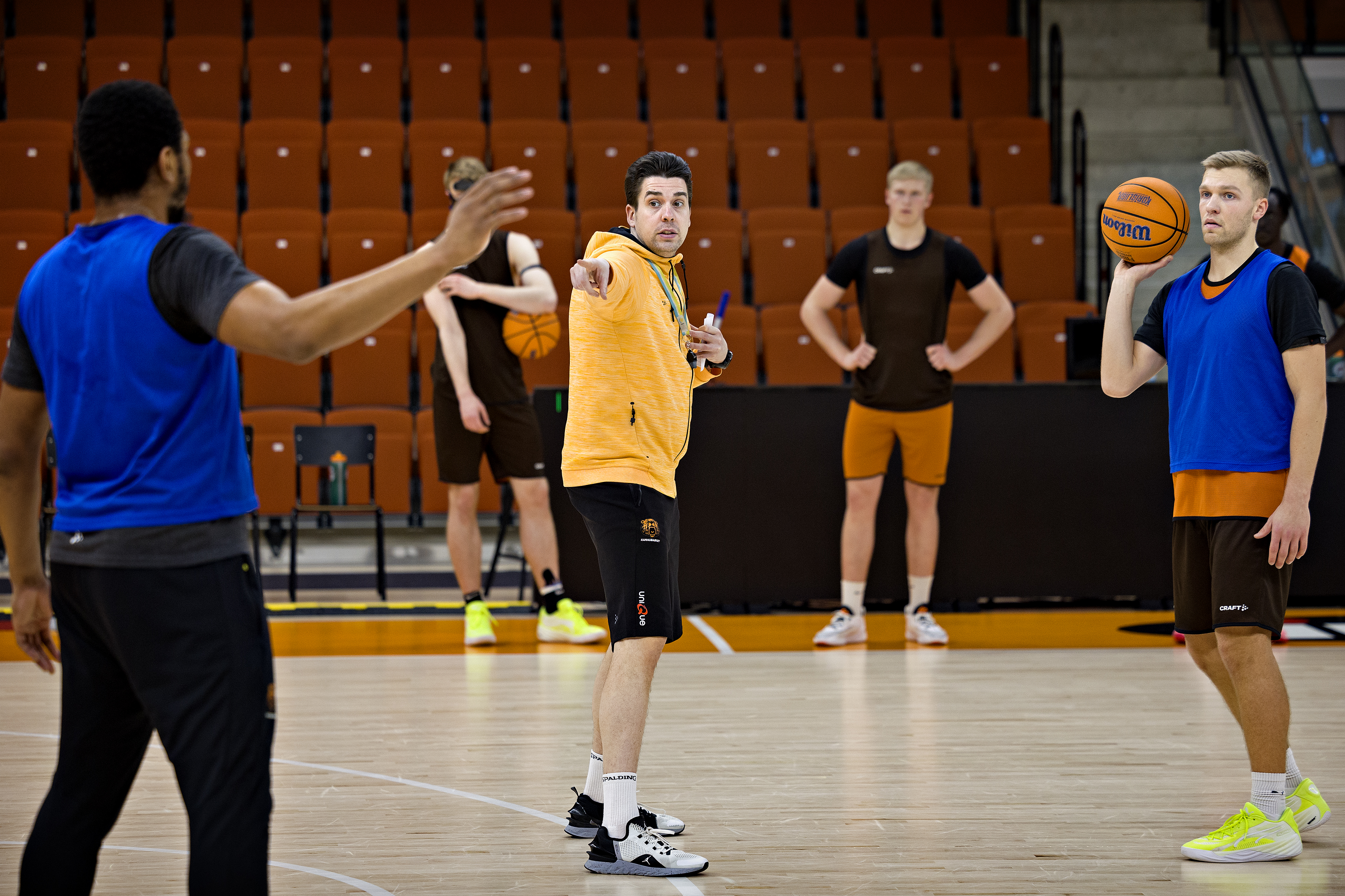 Enää puuttuu vain yksi ulkomaalaispelaaja – Karhu Basketin joukkue viittä vaille valmis