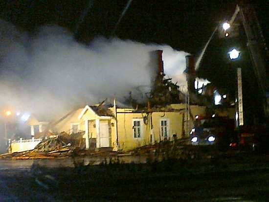 Honkalinna kärsi huomattavia vahinkoja tulipalossa. Sammutustyöt jatkuivat aamulla kello kahdeksan aikaan.