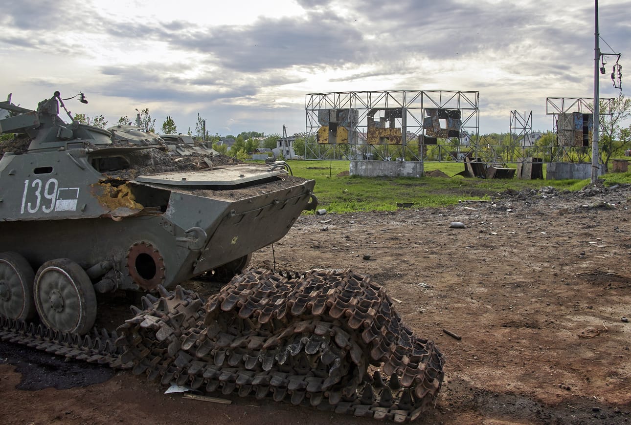 Ukrainan sotilasjohdon mukaan venäläiset joukot on saatu työnnettyä kauemmas Harkovasta. Kuvassa tuhoutunut sotilasajoneuvo Harkovan lähialueella.