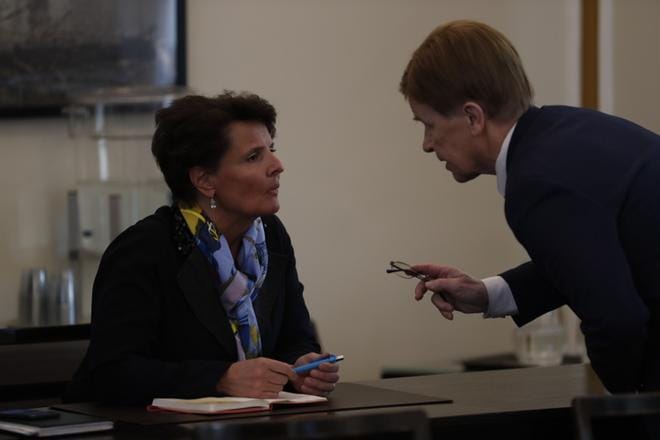 Varapuhemies Mauri Pekkarinen (kesk.) keskusteli liikenne- ja viestintäministeri Anne Bernerin (kesk.) kanssa ennen keskustan eduskuntaryhmän kokouksen alkua. KUVA: Silja Viitala / Lannen Media