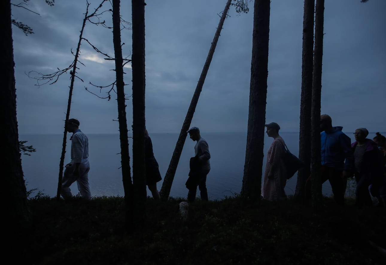 Saarta kiertävä taidevaellus kesti auringonlaskusta auringonnousuun.