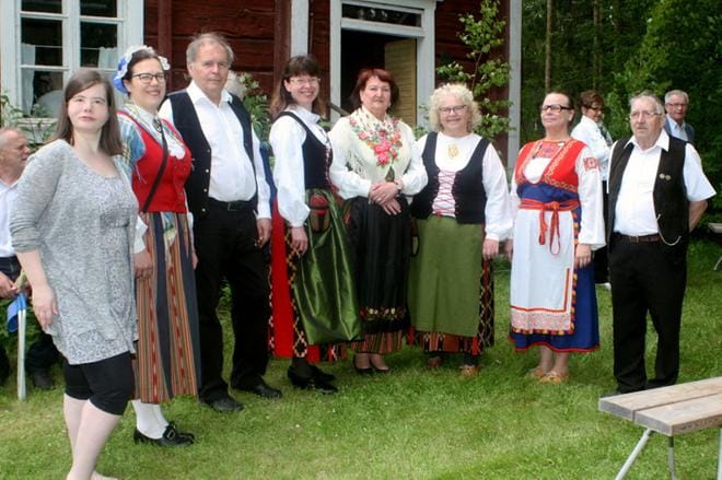 PYK eli Pelimannit yli kylärajoen esiintyi Kalan torpan pihamaalla. KUVAT: VESA RAUHALA