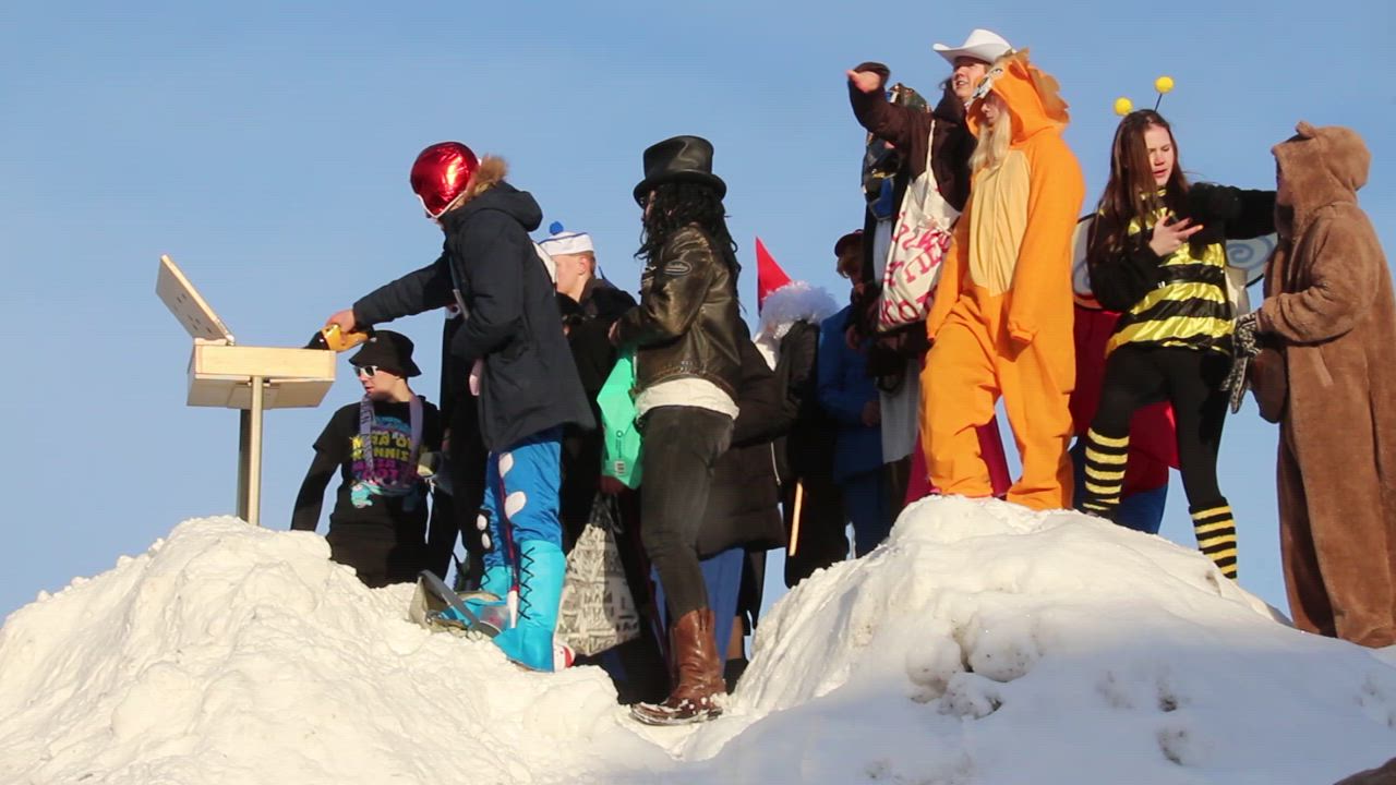 Katso video: Jälleen yksi puupulpetti savuna ilmaan Oulaisten abien polttamana