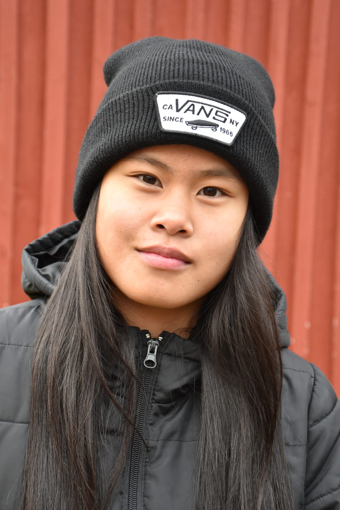 1. Mummon kanssa yleensä tehdään kotihommia. 2. Kun jumpattiin olohuoneessa. 3. Mummo on opettanut minua virkkaamaan, kutomaan ja tekemään lettuja. Mummille opetin, miten vaihdetaan kanavaa kaukosäätimestä. 4. Mummi on minulle tärkeä, koska hän huolehtii minusta ja opettaa sellaista, mitä en itse osaa tehdä. Saara-Sofia Sora-aho.