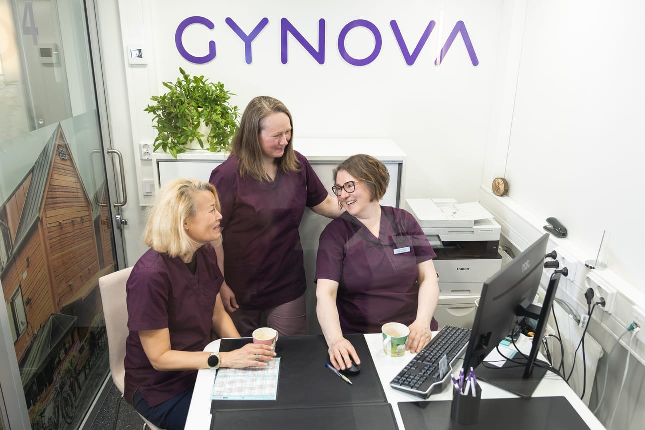 Gynovan arvoja ovat muun muassa lempeys, ymmärrys ja asiantuntemus. Kuvassa hoitajat Johanna Mäentausta (vas.), Heli Moilanen (oik.) ja biologi Sanna Ylisaukko-oja.