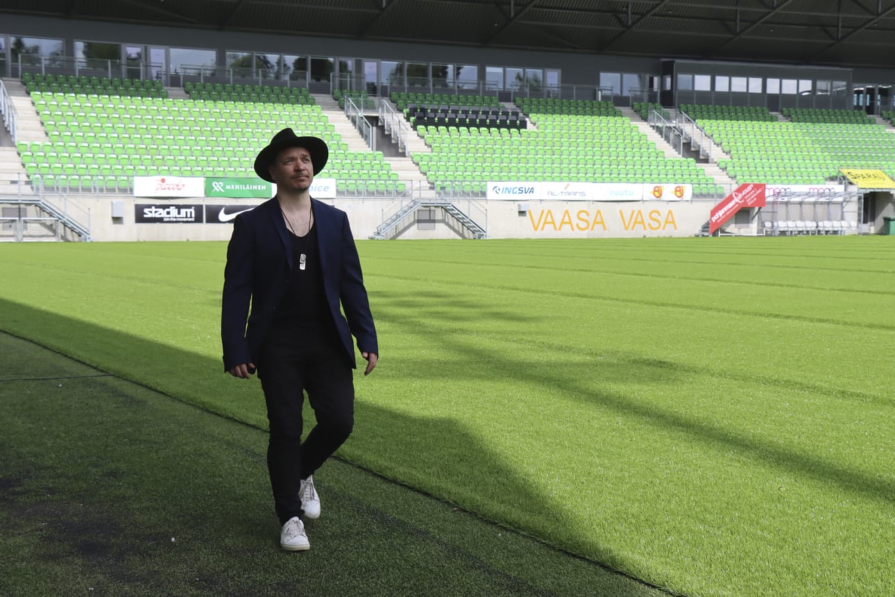 Järjestäjä Fredrik Furu astelee festivaalin tulevalla tapahtuma-alueella Hietalahden jalkapallostadionilla.