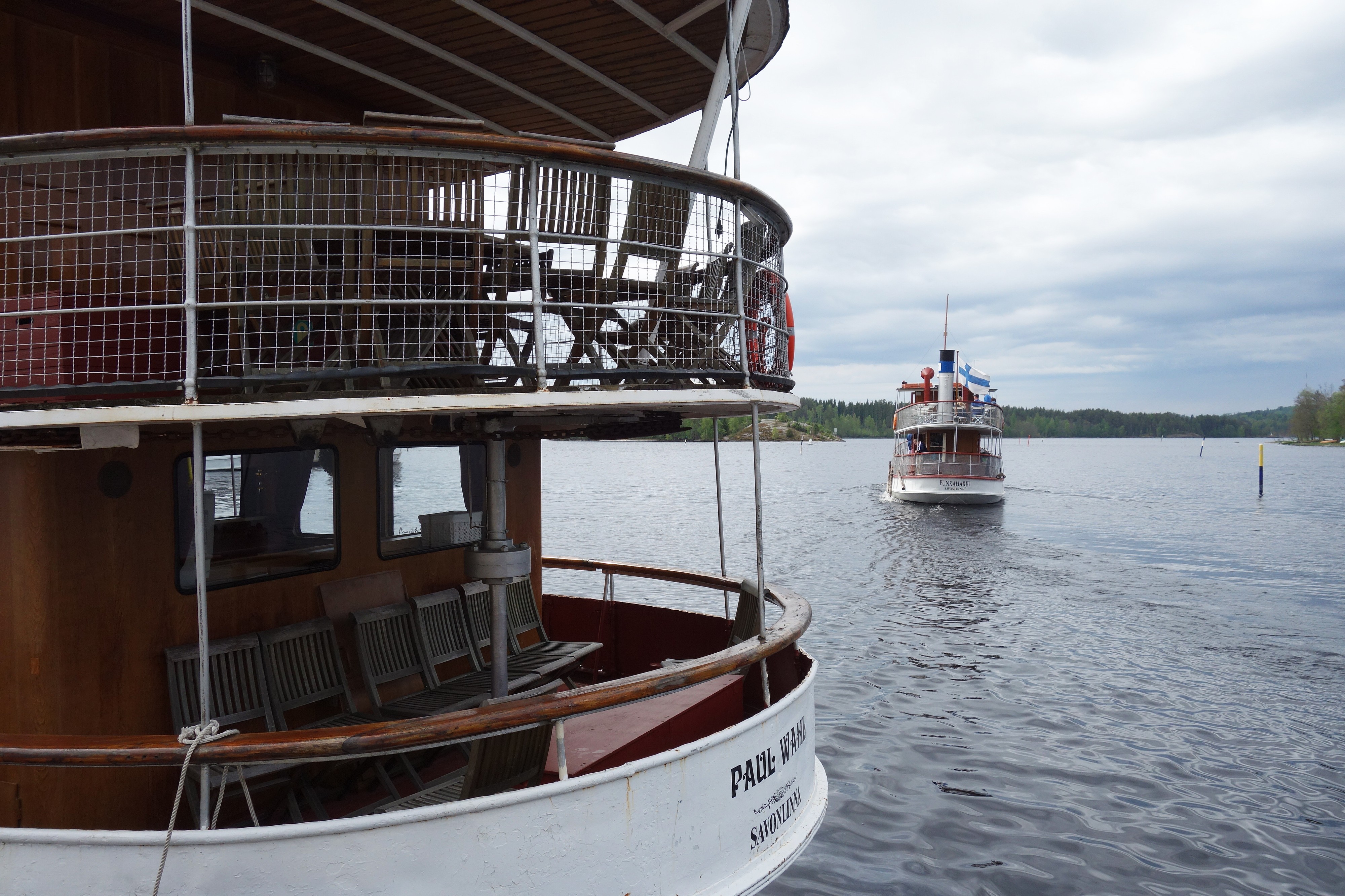 Savonlinnan satama on kesäelämän keskus. Perinteiset matkustajahöyrylaivat vislaavat kolmesti lähtiessään Saimaalle.