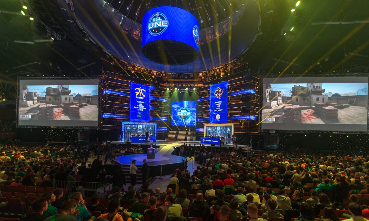 Counter-Strike on pitänyt suosionsa e-urheilussa. Maaliskuussa 2015 Puolan Katowicessa pelatussa Intel Extremes Masters -kisojen finaalissa ruotsalaisjoukkue Ninjas in Pyjamas kohtasi australialaisen Fnatic-joukkueen.