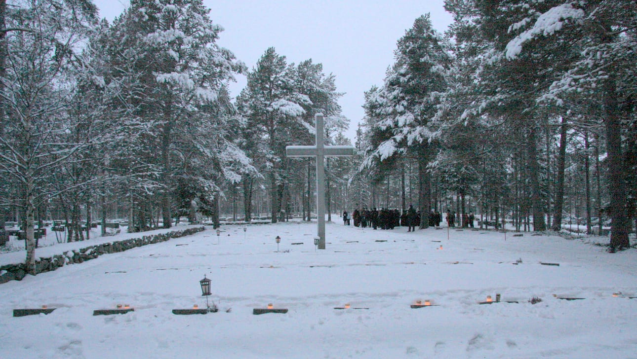 Jumalanpalveluksen jälkeen suoritettiin kunniakäynti ja seppeleen lasku sankarihaudoilla. Posion sankarihaudoissa lepää 128 sankarivainajaa.